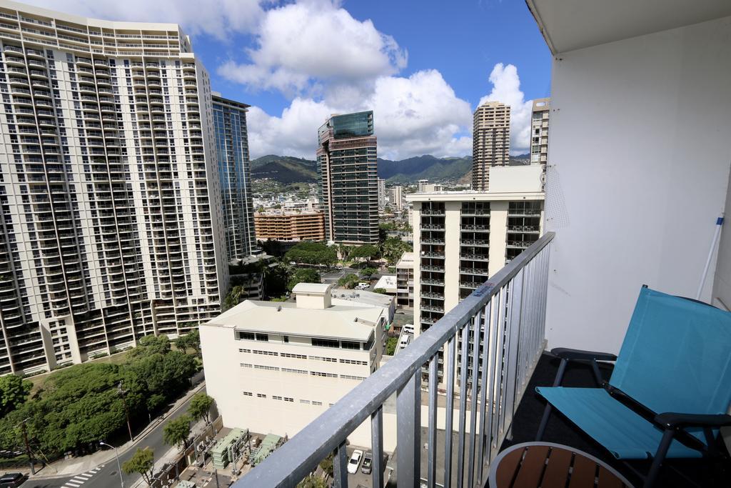 Gem Of Waikiki At Inn On The Park Honolulu Exterior photo